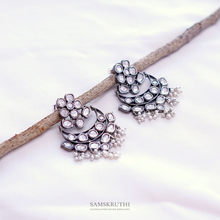 Load image into Gallery viewer, Aarvi Earrings
