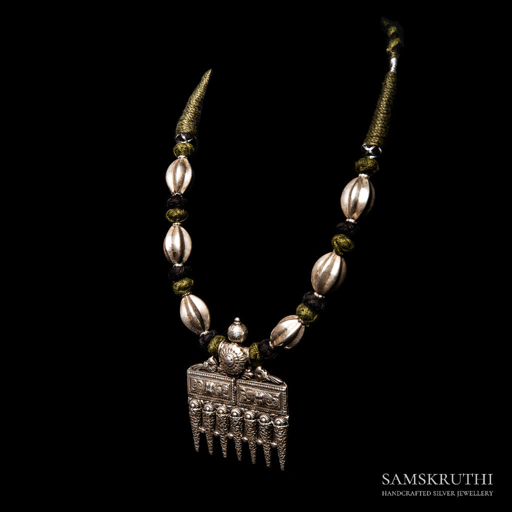 Amaya thread necklace