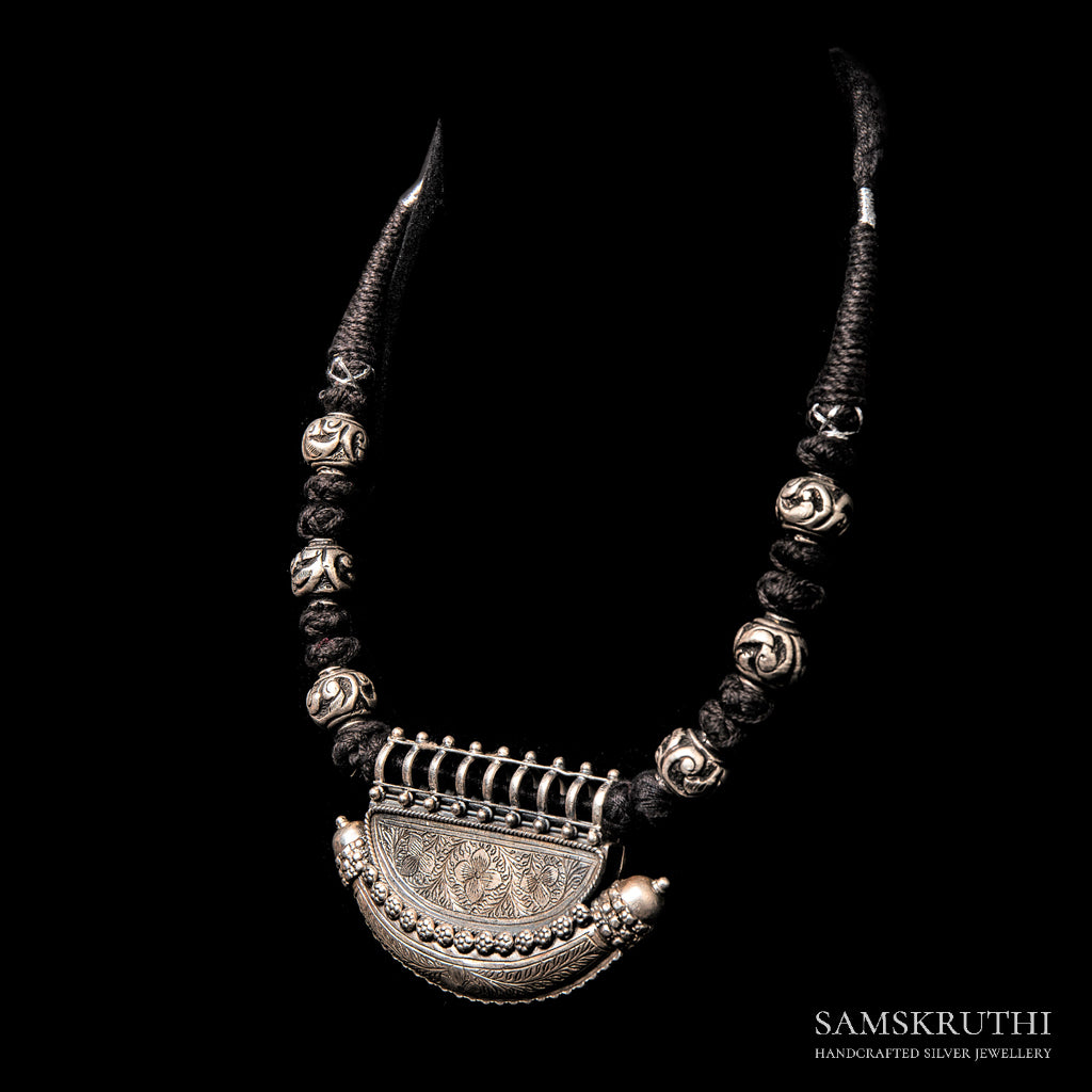 Alakananda thread necklace