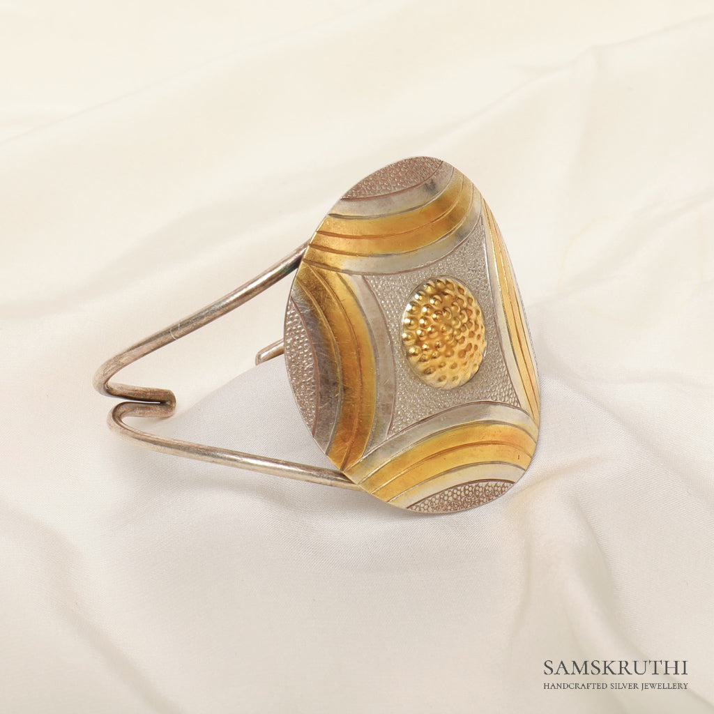 Dual tone cuff