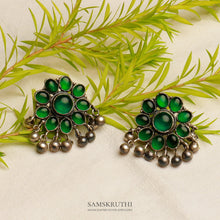 Load image into Gallery viewer, Emerald flower stud
