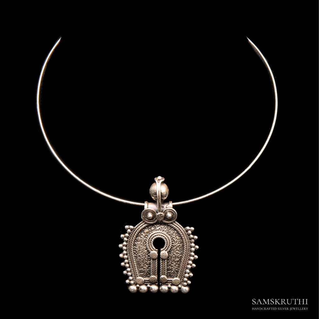 Natyam pendant with hasli