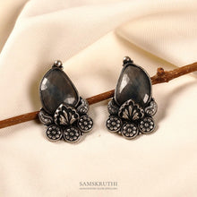 Load image into Gallery viewer, Mia Earrings
